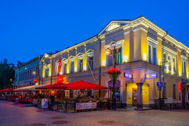Kuopio, Finlandiya, 24 Temmuz 2022: Kuopio, Finlandiya 'da ticari bir caddenin günbatımı..