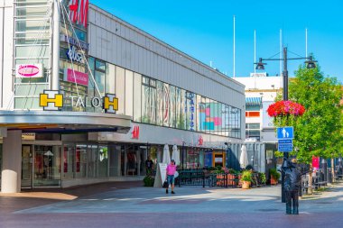 Kuopio, Finlandiya, 25 Temmuz 2022: Kuopio, Finlandiya 'da ticari bir caddenin görüntüsü..