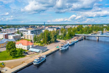 Joensuu, Finlandiya, 25 Temmuz 2022: Finlandiya 'nın Joensuu kentindeki Pielisjoki' nin Riverside 'ı.