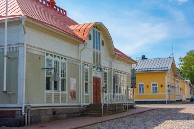 Joensuu, Finlandiya, 25 Temmuz 2022: Joensuu, Finlandiya 'da renkli kereste evleri.