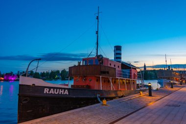 Savonlinna, Finlandiya, 25 Temmuz 2022: Savonlinna, Finlandiya 'da göl kenarındaki gezinti alanının günbatımı.