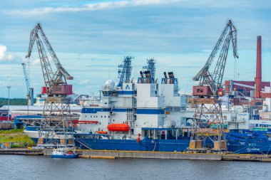 Kotka, Finlandiya, 27 Temmuz 2022: Finlandiya 'nın Kotka limanında tarihi vinç.