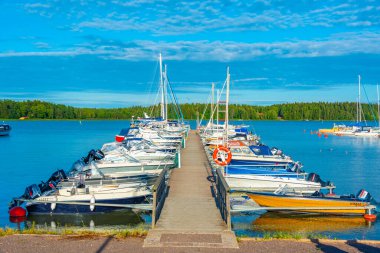 Loviisa, Finlandiya, 27 Temmuz 2022: Loviisa, Finlandiya 'da bir marina manzarası..