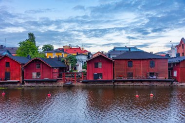 Porvoo, Finlandiya, 27 Temmuz 2022: Finlandiya 'nın Porvoo kentinde kırmızı ahşap kulübeler.