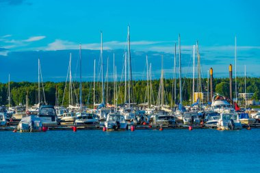 Loviisa, Finlandiya, 27 Temmuz 2022: Loviisa, Finlandiya 'da bir marina manzarası..