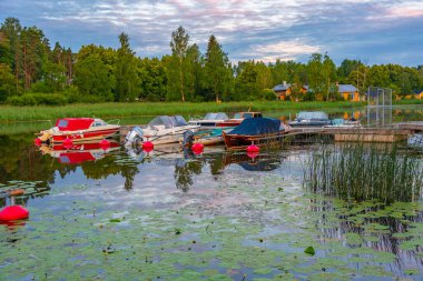 Porvoo, Finlandiya, 28 Temmuz 2022: Porvoo, Finlandiya 'da bir marina manzarası..