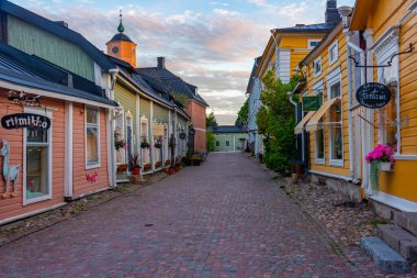 Porvoo, Finlandiya, 28 Temmuz 2022: Porvoo, Finlandiya 'da renkli kereste evlerinin gün doğumu manzarası.