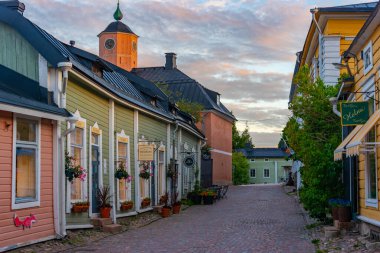 Porvoo, Finlandiya, 28 Temmuz 2022: Porvoo, Finlandiya 'da renkli kereste evlerinin gün doğumu manzarası.