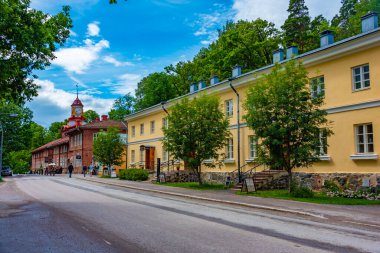 Fiskars, Finlandiya, 28 Temmuz 2022: Fiskars, Finlandiya 'daki eski fabrikanın ana caddesi.