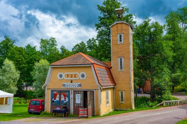 Fiskars, Finlandiya, 28 Temmuz 2022: Fiskars, Finlandiya 'daki eski fabrikada eski tiyatro.