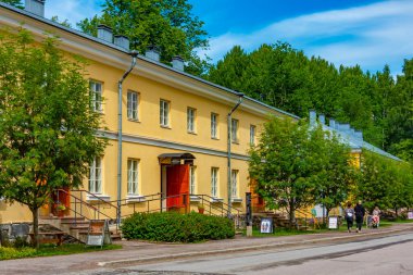 Fiskars, Finlandiya, 28 Temmuz 2022: Fiskars, Finlandiya 'daki eski fabrikanın ana caddesi.