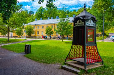 Fiskars, Finlandiya, 28 Temmuz 2022: Fiskars, Finlandiya 'daki eski bir fabrikada eski telefon kulübesi.