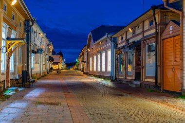 Rauma, Finlandiya, 28 Temmuz 2022: Finlandiya, Rauma 'nın Vanha Rauma ilçesinin ticari kısmının günbatımı.