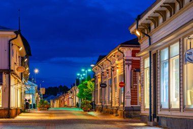 Rauma, Finlandiya, 28 Temmuz 2022: Finlandiya, Rauma 'nın Vanha Rauma ilçesinin ticari kısmının günbatımı.