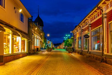 Rauma, Finlandiya, 28 Temmuz 2022: Finlandiya, Rauma 'nın Vanha Rauma ilçesinin ticari kısmının günbatımı.