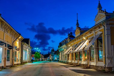 Rauma, Finlandiya, 28 Temmuz 2022: Finlandiya, Rauma 'nın Vanha Rauma ilçesinin ticari kısmının günbatımı.