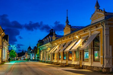 Rauma, Finlandiya, 28 Temmuz 2022: Finlandiya, Rauma 'nın Vanha Rauma ilçesinin ticari kısmının günbatımı.