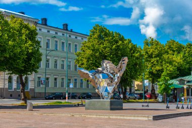 Pori, Finlandiya, 29 Temmuz 2022: Pori, Finlandiya rıhtımında Polyfonia heykeli.