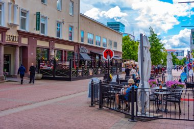 Pori, Finlandiya, 29 Temmuz 2022: Pori, Finlandiya 'da ticari bir caddenin görüntüsü..