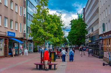 Pori, Finlandiya, 29 Temmuz 2022: Pori, Finlandiya 'da ticari bir caddenin görüntüsü..