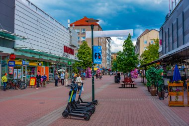 Pori, Finlandiya, 29 Temmuz 2022: Pori, Finlandiya 'da ticari bir caddenin görüntüsü..