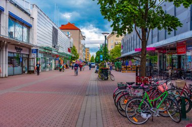 Pori, Finlandiya, 29 Temmuz 2022: Pori, Finlandiya 'da ticari bir caddenin görüntüsü..
