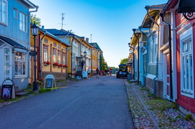 Naantali, Finlandiya, 29 Temmuz 2022: Finlandiya 'nın Naantali kentindeki ticaret caddesi.