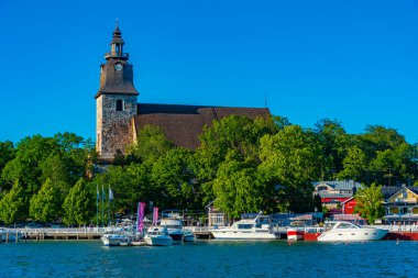 Naantali, Finlandiya, 29 Temmuz 2022: Finlandiya 'da marina üzerinde Naantali kilisesi.
