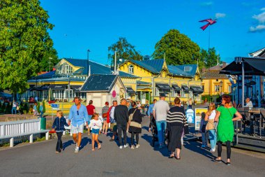 Naantali, Finlandiya, 29 Temmuz 2022: Finlandiya 'nın Naantali kentindeki ticaret caddesi.