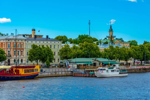핀란드 2022 핀란드 강변에서 항해하는 관광객 수송선 — 스톡 사진