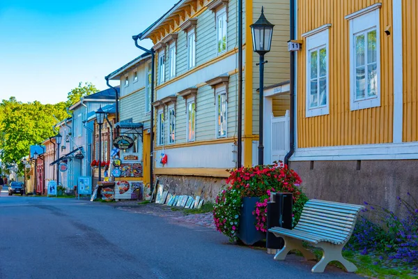 Naantali, Finlandiya, 29 Temmuz 2022: Finlandiya 'nın Naantali kentindeki ticaret caddesi.