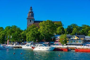 Naantali, Finlandiya, 29 Temmuz 2022: Finlandiya 'da marina üzerinde Naantali kilisesi.