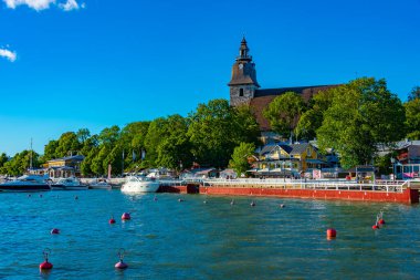 Naantali, Finlandiya, 29 Temmuz 2022: Finlandiya 'da marina üzerinde Naantali kilisesi.