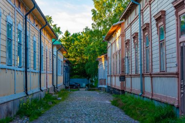 Rauma, Finlandiya, 29 Temmuz 2022: Finlandiya, Rauma 'nın Vanha Rauma ilçesindeki kereste binalarının gün batımı manzarası.