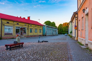 Rauma, Finlandiya, 29 Temmuz 2022: Finlandiya 'nın Rauma kentindeki Rauma Sanat Müzesi' nin önündeki küçük bir meydanın gün batımı manzarası.