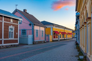 Rauma, Finlandiya, 29 Temmuz 2022: Finlandiya, Rauma 'nın Vanha Rauma ilçesindeki kereste binalarının gün batımı manzarası.