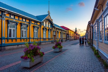 Rauma, Finlandiya, 29 Temmuz 2022: Finlandiya, Rauma 'nın Vanha Rauma ilçesindeki kereste binalarının gün batımı manzarası.