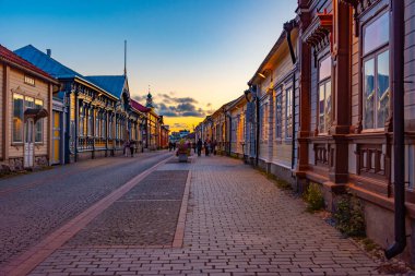 Rauma, Finlandiya, 29 Temmuz 2022: Finlandiya, Rauma 'nın Vanha Rauma ilçesindeki kereste binalarının gün batımı manzarası.