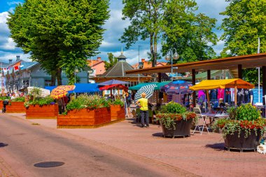 Mariehamn, Finlandiya, 30 Temmuz 2022: Mariehamn, Finlandiya 'da ticari bir caddenin görüntüsü..
