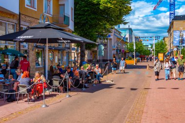 Mariehamn, Finlandiya, 30 Temmuz 2022: Mariehamn, Finlandiya 'da ticari bir caddenin görüntüsü..