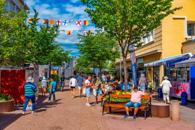 Mariehamn, Finlandiya, 30 Temmuz 2022: Mariehamn, Finlandiya 'da ticari bir caddenin görüntüsü..