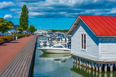 Mariehamn, Finlandiya, 30 Temmuz 2022: Finlandiya 'da Mariehamn marinasının manzarası.
