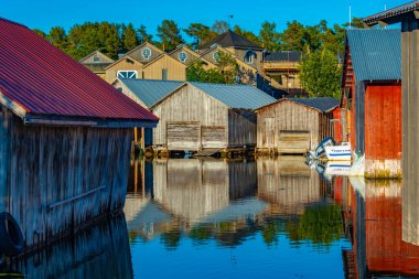 Karingsund, Finlandiya, 30 Temmuz 2022: Finlandiya 'nın Aland adalarındaki Karingsund adasında renkli balıkçı kulübeleri.