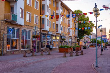 Mariehamn, Finlandiya, 31 Temmuz 2022: Mariehamn, Finlandiya 'da ticari bir caddenin günbatımı..
