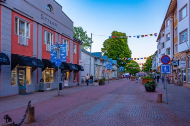Mariehamn, Finlandiya, 31 Temmuz 2022: Mariehamn, Finlandiya 'da ticari bir caddenin günbatımı..