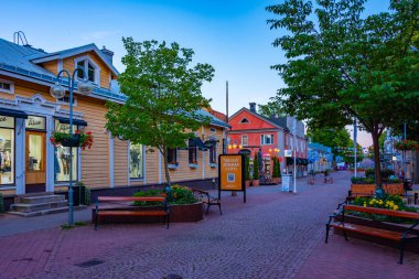 Mariehamn, Finlandiya, 31 Temmuz 2022: Mariehamn, Finlandiya 'da ticari bir caddenin günbatımı..