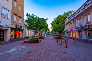 Mariehamn, Finlandiya, 31 Temmuz 2022: Mariehamn, Finlandiya 'da ticari bir caddenin günbatımı..