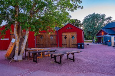 Mariehamn, Finlandiya, 31 Temmuz 2022: Finlandiya 'nın Aland Adaları' nda Mariehamn 'da Sjokvarteret' in günbatımı hava müzesi.