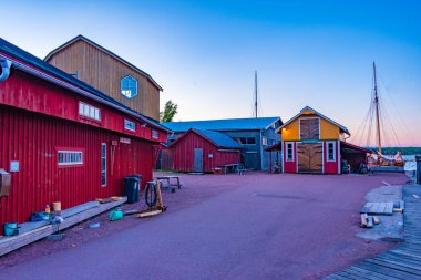 Mariehamn, Finlandiya, 31 Temmuz 2022: Finlandiya 'nın Aland Adaları' nda Mariehamn 'da Sjokvarteret' in günbatımı hava müzesi.