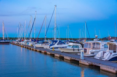 Mariehamn, Finlandiya, 31 Temmuz 2022: Finlandiya 'daki Mariehamn marinasının günbatımı.